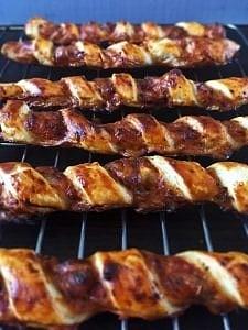 Zawijasy o smaku pizzy z sosem pomidorowym lub kwaśną śmietaną