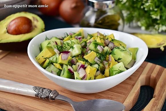 Orzeźwiająca sałatka z ogórkiem i avocado