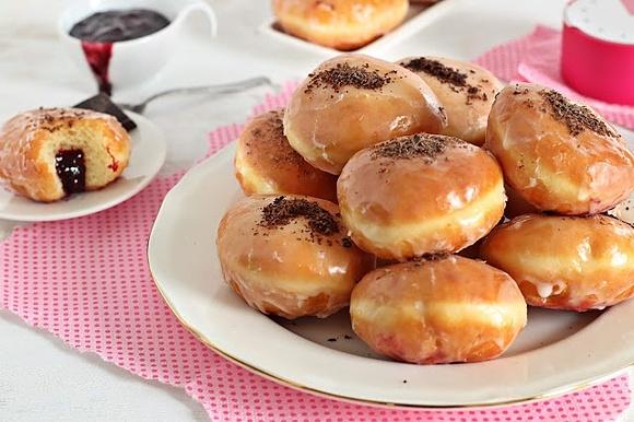 Pomarańczowe pączki z konfiturą z czarnej porzeczki