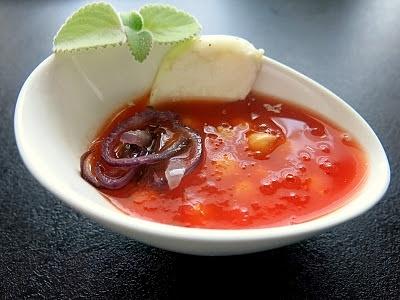 Zupa pomidorowa z karmelizowaną cebulą, ciecierzycą i serem halloumi
