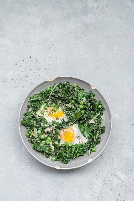 Zielona shakshuka z warzywami i jajkiem sadzonym