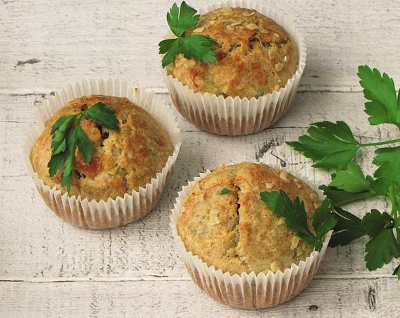 Wytrawne muffiny z cukinią marchewką i zielonym groszkiem