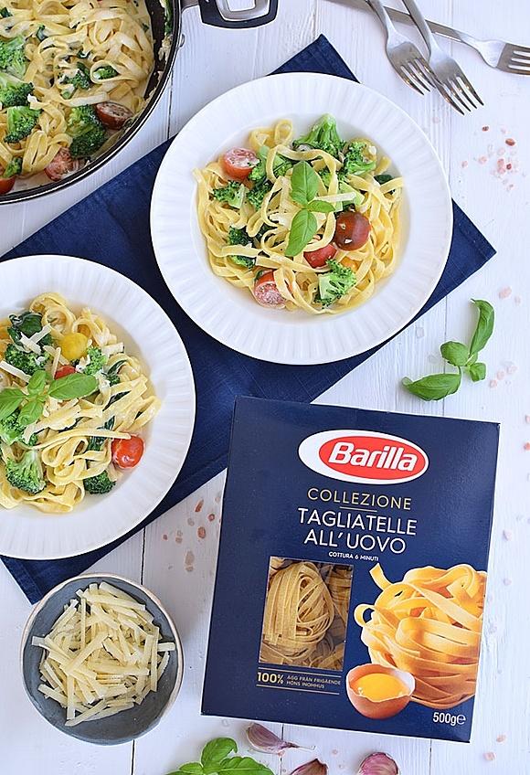 Tagliatelle z sosem śmietanowym brokułami i szpinakiem