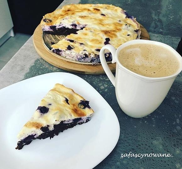 Fit sernik z borówkami na spodzie brownie