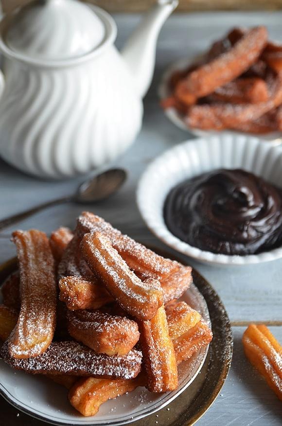 Churros - smażone ciasteczka z ciasta parzonego z czekoladowym sosem