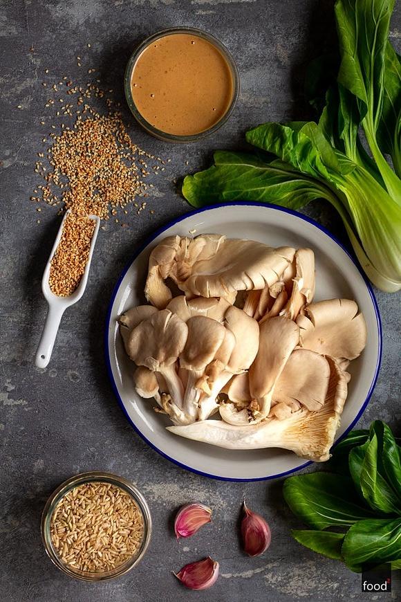 Stir-fry z kapustą pak choi, boczniakami i sosem hoisin