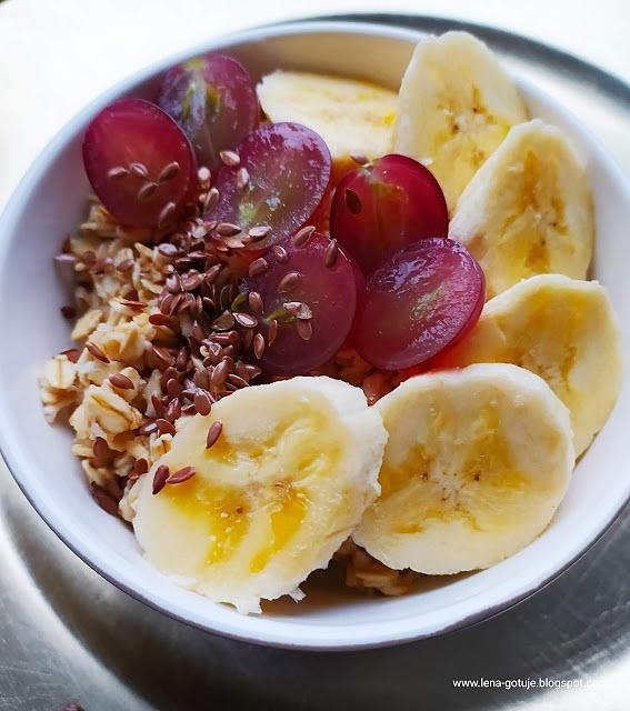 Owsianka z bananem i winogronem