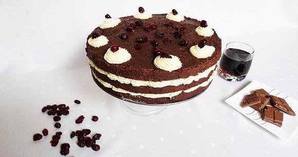 Tort czekoladowy z nadzieniem budyniowym