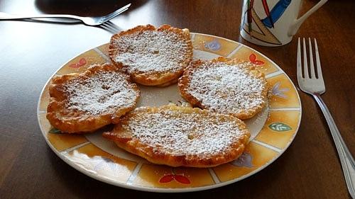 Racuchy z jabłkami – przepis na szybkie placki babci
