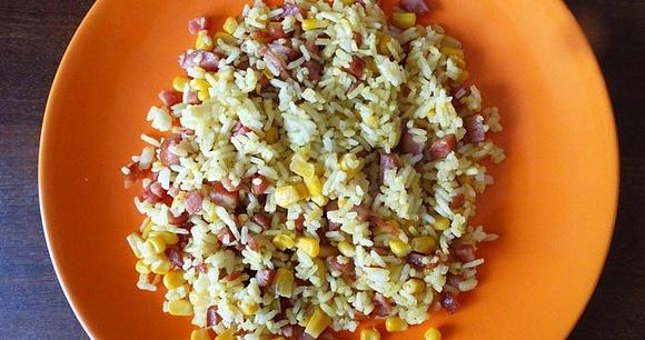 Ryż curry z kiełbasą i kukurydzą
