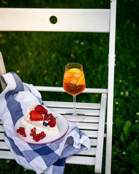 Beza Pavlova z mascarpone i owocami