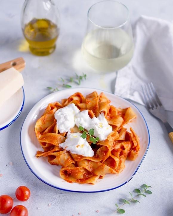 Tagliatelle z sosem neapolitańskim