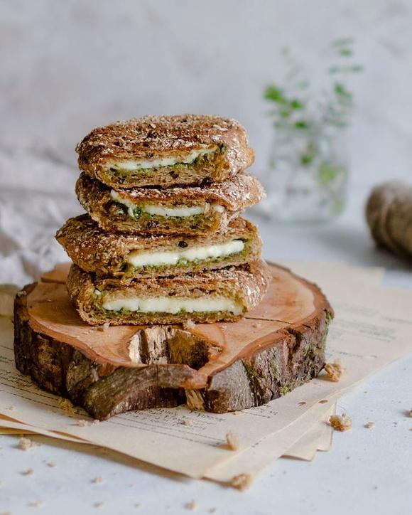 Tost z halloumi i pesto z kolendry