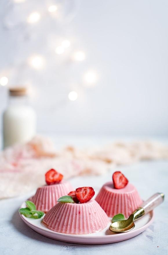 Panna cotta z truskawkami na maślance i miodzie