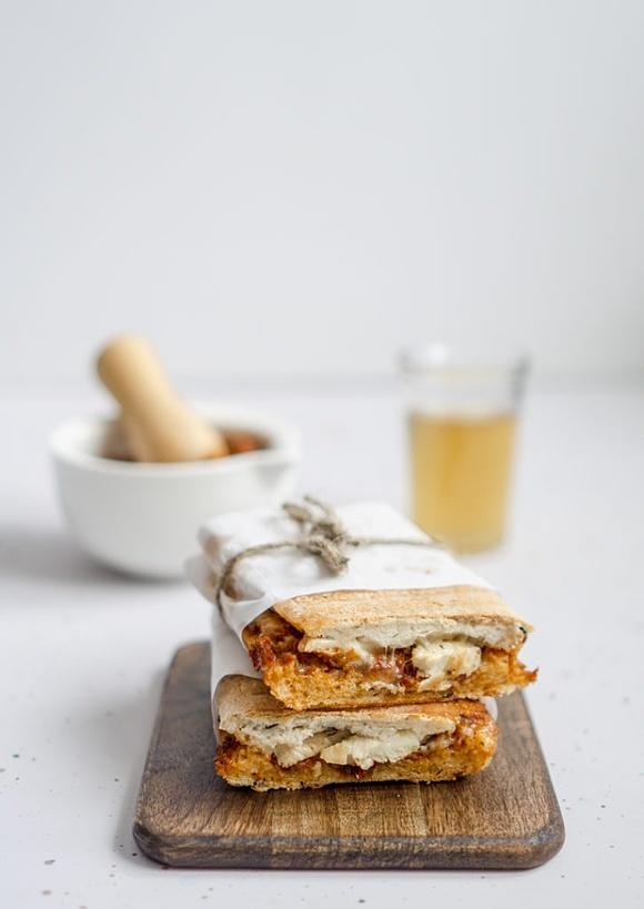 Panini z kurczakiem i czerwonym pesto