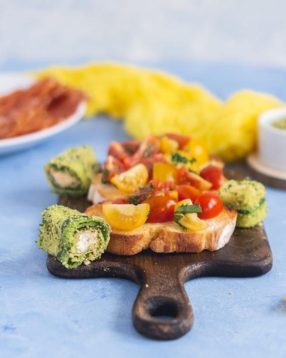 Bruschetta z roladkami z cukinii