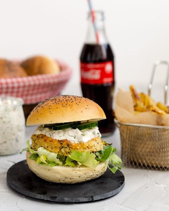 Burgery z łososia i kaszy jaglanej z fit sosem tatarskim