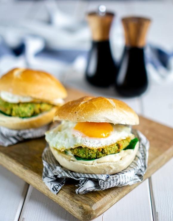 Burger z brokułami i jajkiem sadzonym