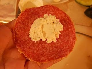 Kopertki z salami i serkiem śmietankowym