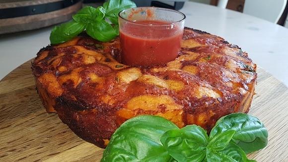 Chlebek rwany z pizzą