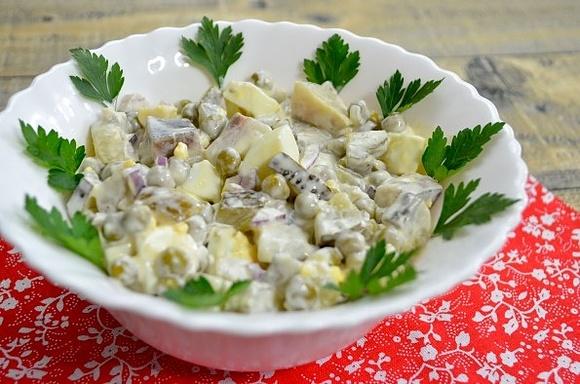 Sałatka śledziowa z zielonym groszkiem na Wielkanoc