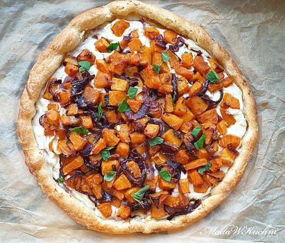 Galette z dynią piżmową, cebulą i chrzanem