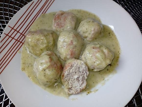 Pulpety w sosie porowo-serowym