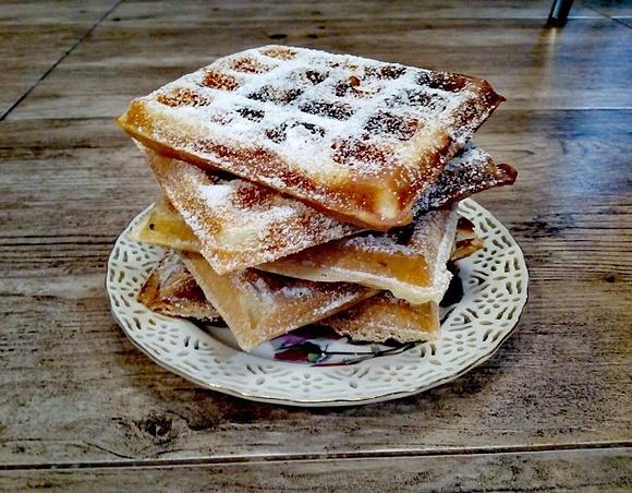 Gofry drożdżowe z wiśniami