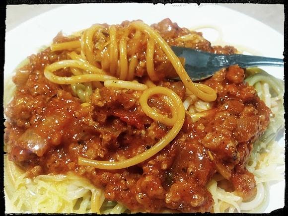 Spaghetti z mięsem mielonym w sosie pomidorowym