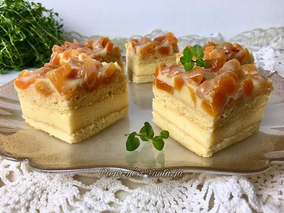 Pijane morele ciasto na biszkopie z białą czekoladą i alkoholem