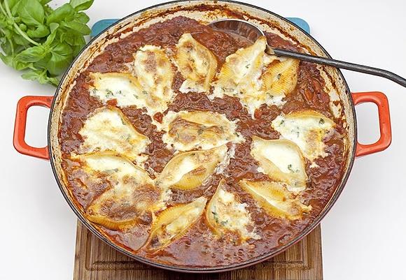 Muszle makaronowe zapiekane w sosie bolońskim