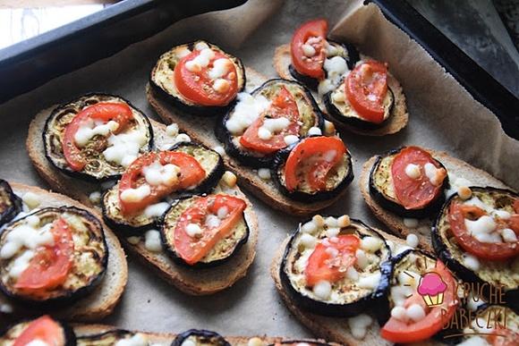 Grzanki z bakłażanem pomidorem i mozzarellą zapiekane w piekarniku
