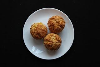 Muffinki pinacolada z mleczkiem kokosowym, wiórkami i ananasem