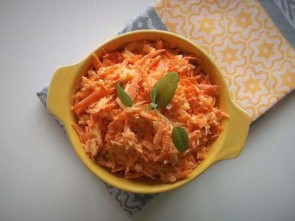 Surówka z marchwi, jabłka i cebuli