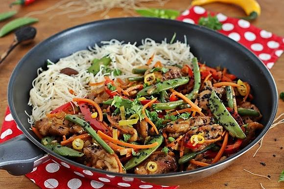 Stir fry z polędwicy wieprzowej i makaronem ryżowym
