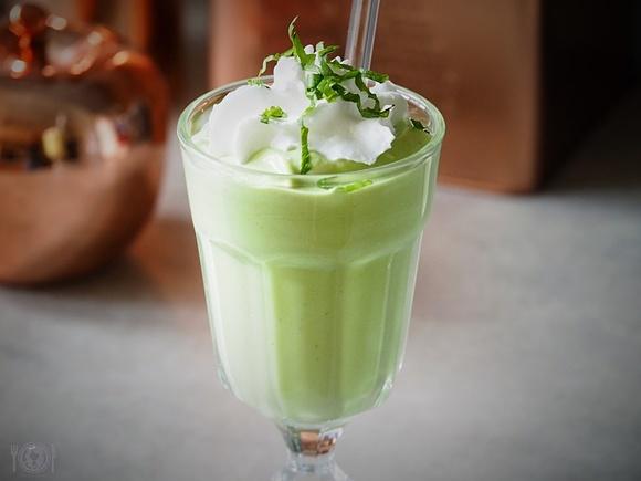 Keto shamrock shake z mlekiem kokosowym i awokado