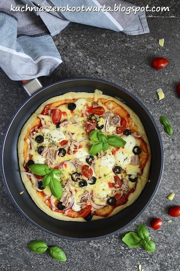 Pizza z patelni z trzema serami i tuńczykiem