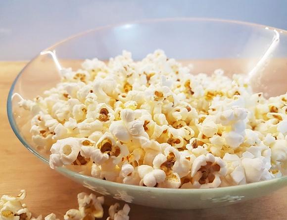 Jak zrobić domowy popcorn - przepis na pyszną przekąskę