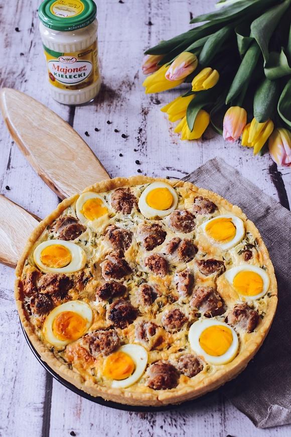 Tarta wielkanocna z jajkami i białą kiełbasą