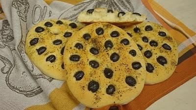 Focaccia z oliwkami i ziołami – włoskie pieczywo