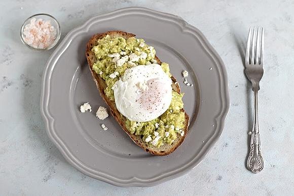 Tost z pastą z awokado, fetą i jajkiem w koszulce