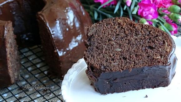 Babka z daktylami w czekoladowej polewie