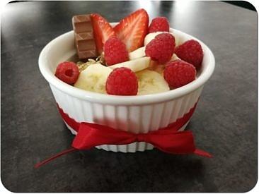 Szybka owsianka z bananem maliną i truskawką