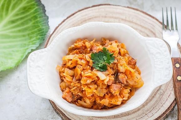 Bigos z młodej kapusty