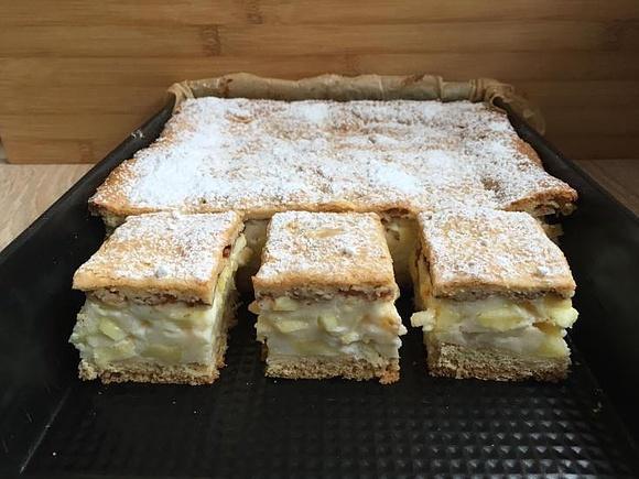 Budyniowa szarlotka z jabłkami na kruchym cieście