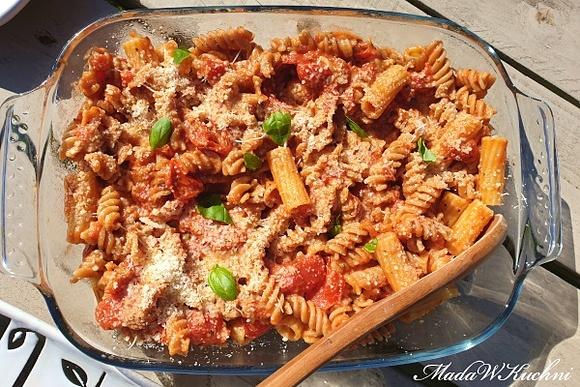 Makaron z pomidorami i parmezanem – szybki i prosty obiad