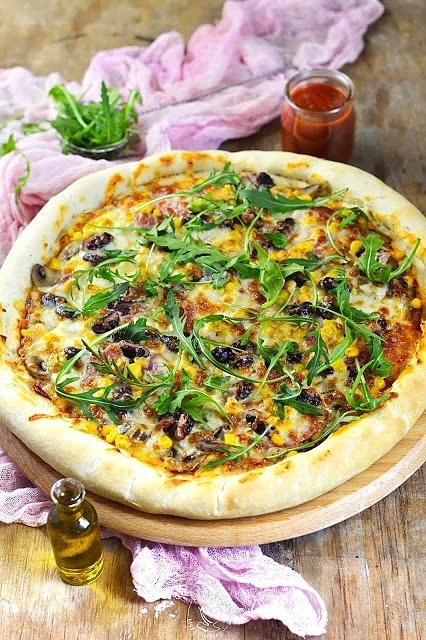 Pizza na cienkim cieście z grubym rantem