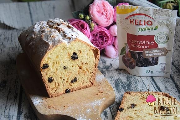 Babka budyniowa z suszonymi czereśniami i skórką pomarańczy