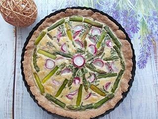 Tarta z rzodkiewkami i szparagami