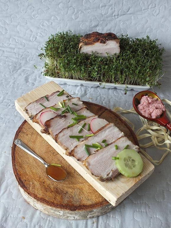 Boczek w miodzie - przepis na aromatyczną wędlinę